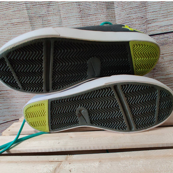 Nike youth sneakers - Picture 2 of 4